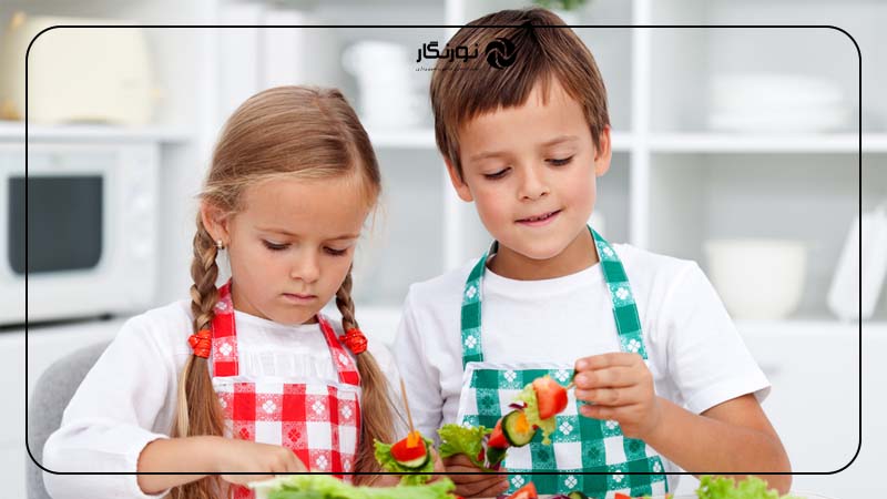 استفاده از محیط‌های غیرمنتظره مانند آشپزخانه یا باغ برای ایجاد تصاویری متفاوت