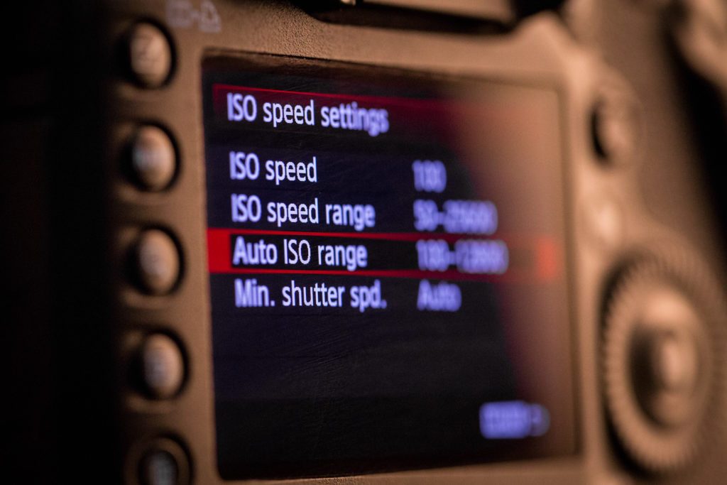 Auto ISO در دوربین‌های حرفه‌ای به چه کار می‌آید؟