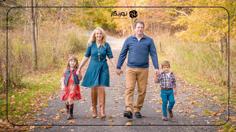 دست در دست هم به سمت دوربین راه بروید