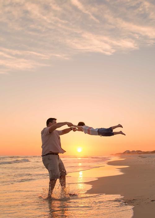 ژست عکس پدر و کودک کنار دریا