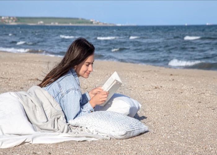 ژست عکس کتاب خواندن کنار دریا