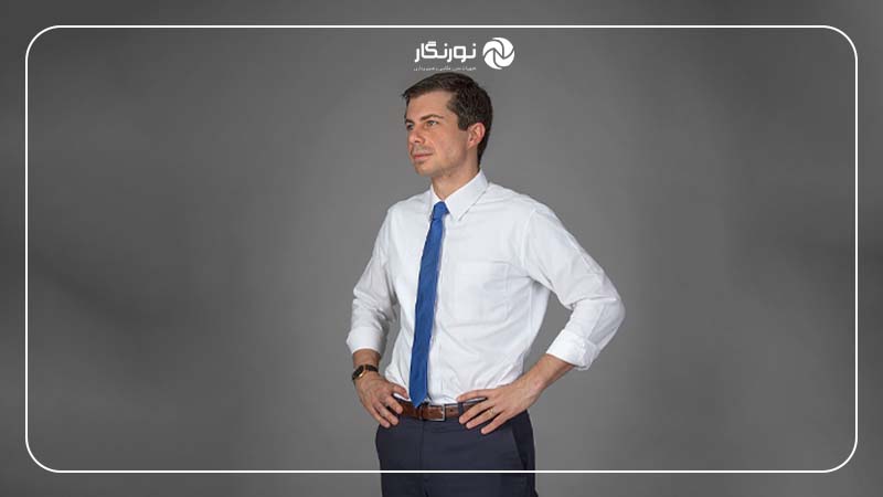 ژست ایستاده با دست‌ها روی کمربند