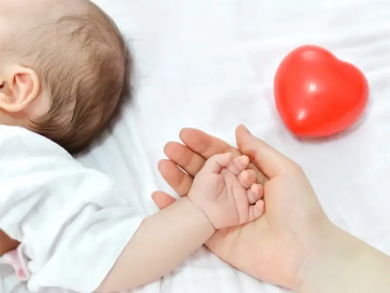عکس دست مادر و نوزاد