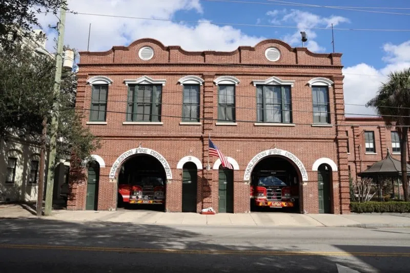 بررسی Canon EOS R8