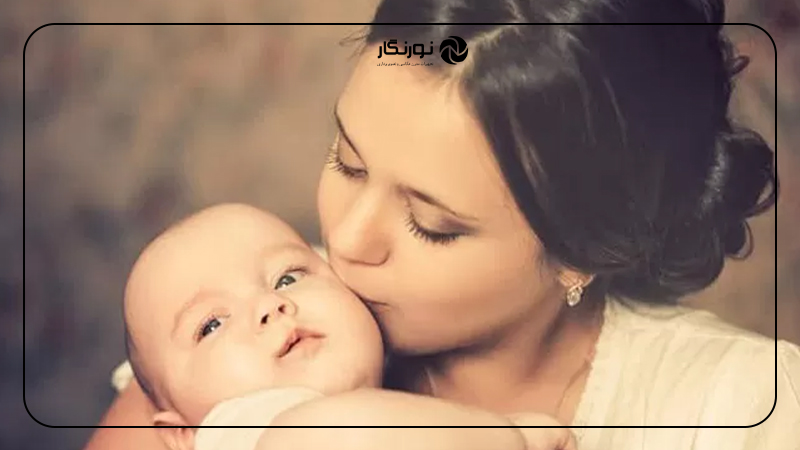 در آغوش مادر