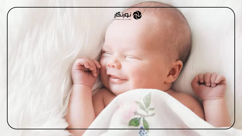 نوزاد در حال خندیدن