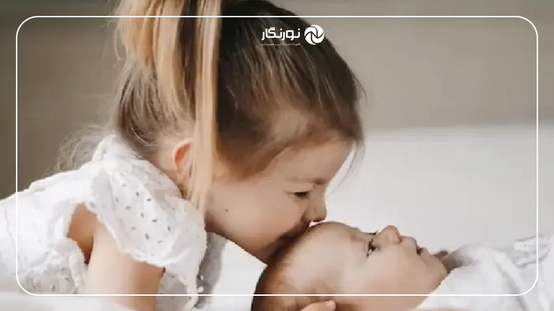 نوزاد در کنار خانواده