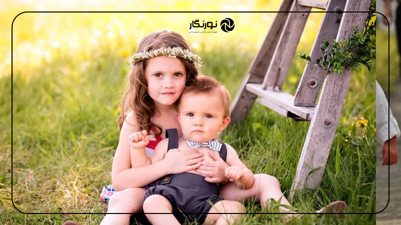 نوزاد با خواهر و برادر بزرگتر