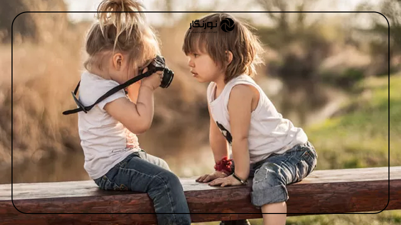 نوزاد با خواهر و برادر بزرگتر