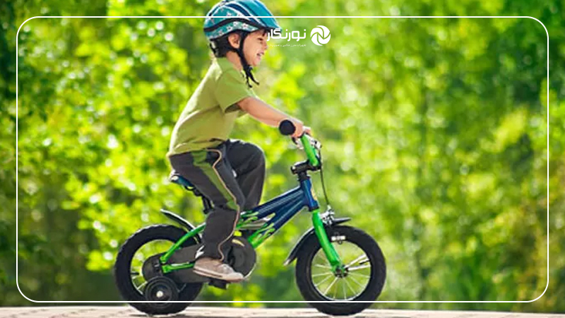 ژست عکس کودک پسر با دوچرخه