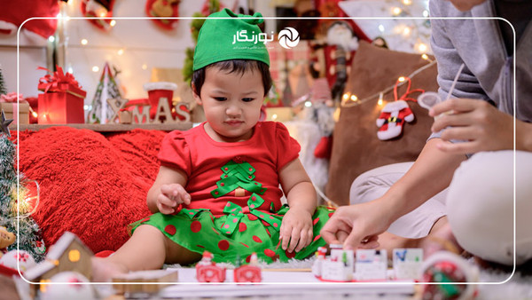 خانواده را در حین انجام دادن یکی از سنتهای کریسمس، به تصویر بکشید