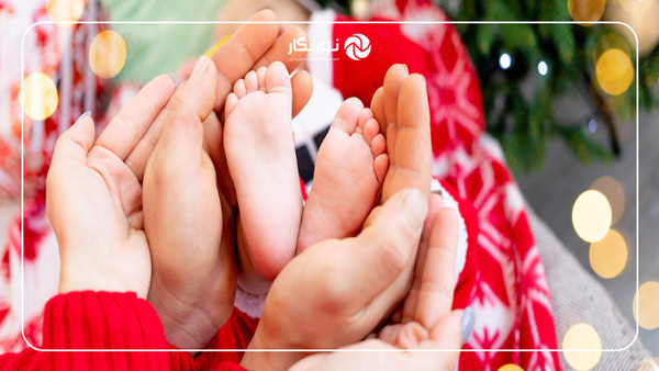 یک ایده دیگر برای گرفتن عکس نوزاد با تم کریسمس، گرفتن دستها، پاها یا چشمهای کودک است
