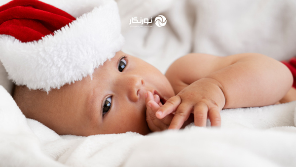 یکی از ایدههای عکس نوزاد با تم کریسمس، پرترههای کلوز آپ است