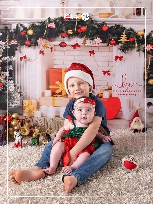 تصویر کریسمسی نوزاد با خواهر و برادرش، میتواند عشق و محبت بین اعضای خانواده را به تصویر بکشد.