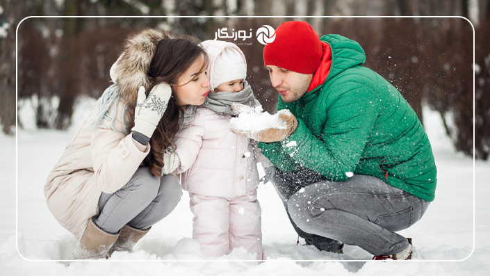 میتوانید از اعضای خانواده خود بخواهید یک مشت برف را از کف دستشان فوت کنند،