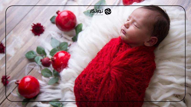 عکاسی از نوزاد در حال خواب در میان میوه‌ها