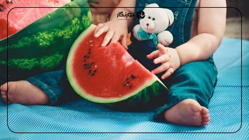 عکاسی با نمای نزدیک از دستان نوزاد