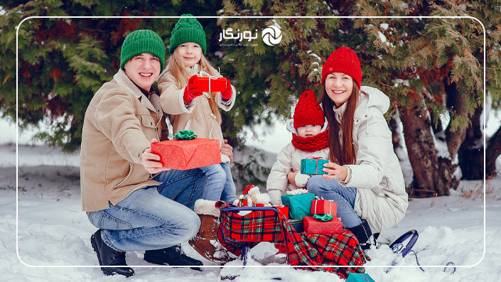 یک ایده عکاسی سال نو میلادی دیگر که میتوانید از آن استفاده کنید، گرفتن عکسهای خانوادگی در فضای باز است