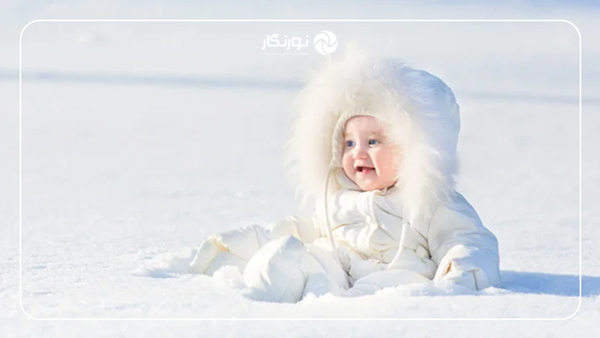 باس زمستانی ساده و تکرنگ به کودک خود بپوشانید، و آنها را برای عکاسی به بیرون از منزل ببری