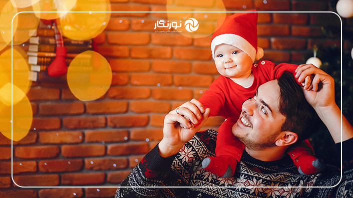 پوشیدن لباسهای کریسمسی، احتمالاً راه حل مناسبی برای عکاسی از اعضای خجالتی خانواده باشد.