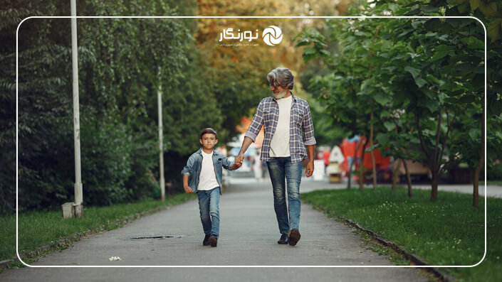 ژست عکاسی پدر و فرزند در حال قدم زدن