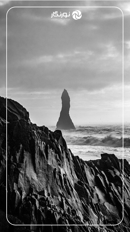 ستون بازالت در ساحل سیاه و سفید در دید کم