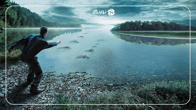 ایستادن کنار رودخانه و پرتاب سنگ به آب