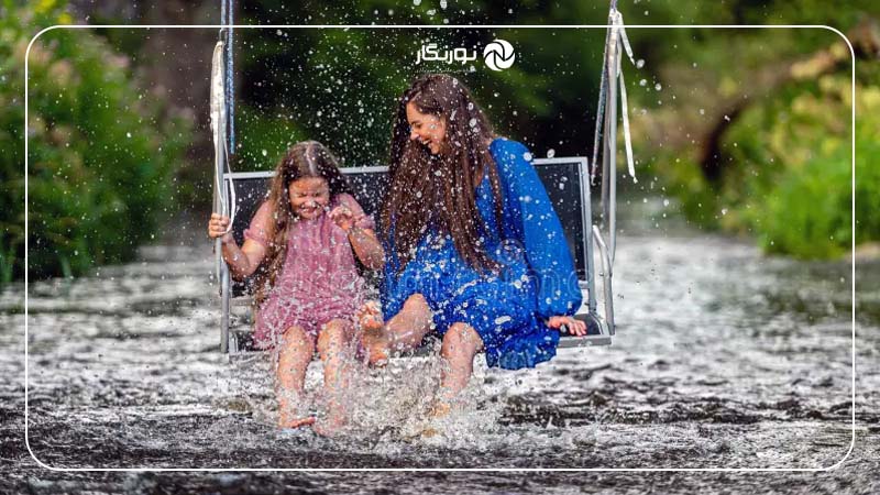 خندیدن و پاشیدن آب از رودخانه