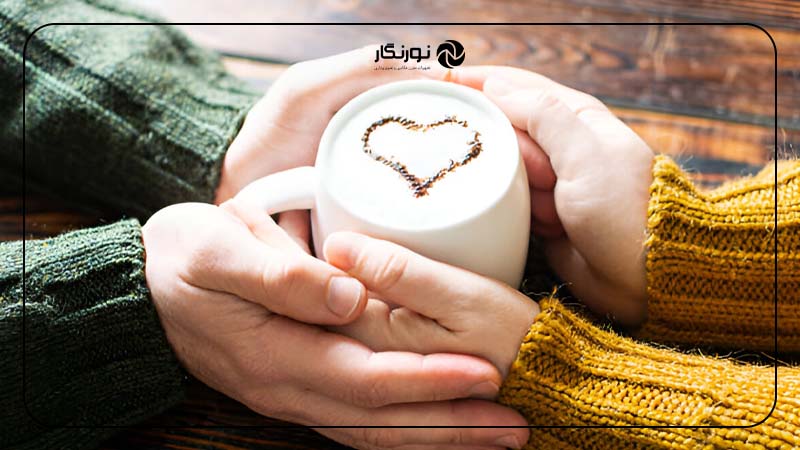 نوشیدن قهوه یا چای در یک کافه دنج
