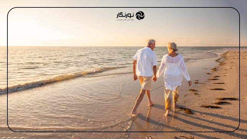 قدم زدن در کنار ساحل و لمس ملایم آب با پا