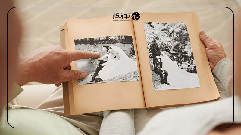 نگاه کردن به عکسهای قدیمی با هم