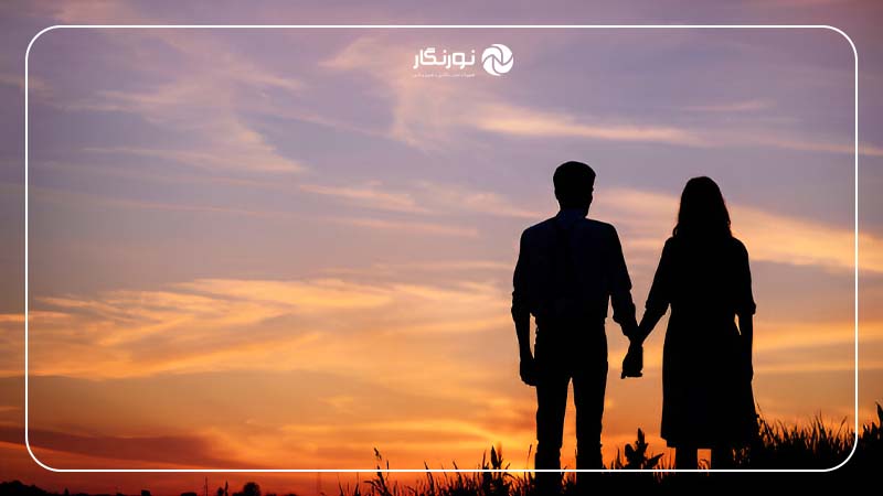 در حال تماشای غروب خورشید