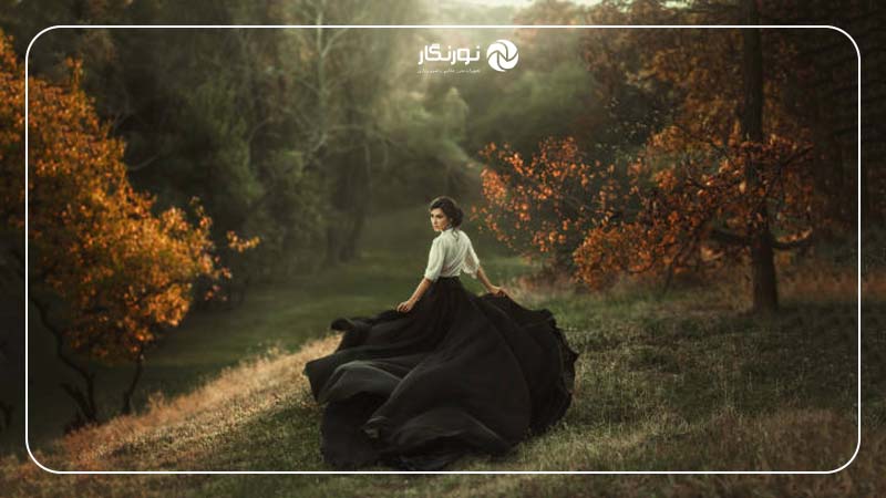 گرفتن دامن یا لباس بلند و چرخیدن