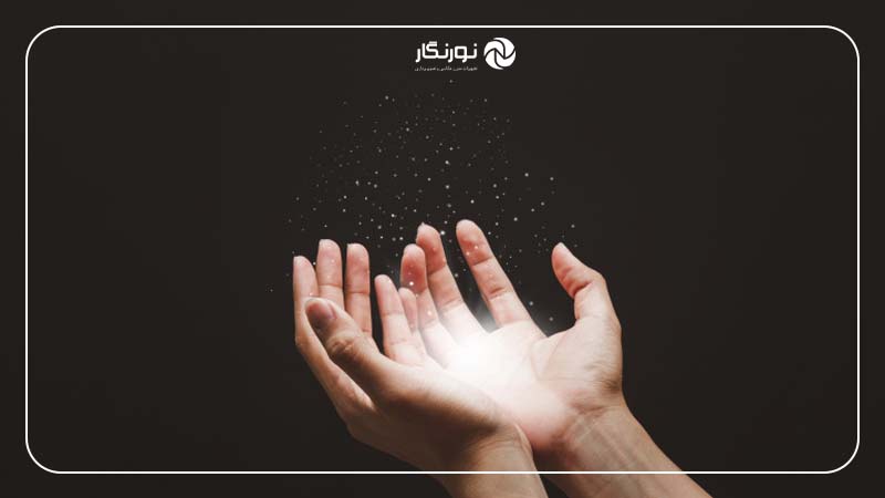 تصویر دستان رو به آسمان در حال دعا با پس‌زمینه‌ای تاریک و نورپردازی درخشان