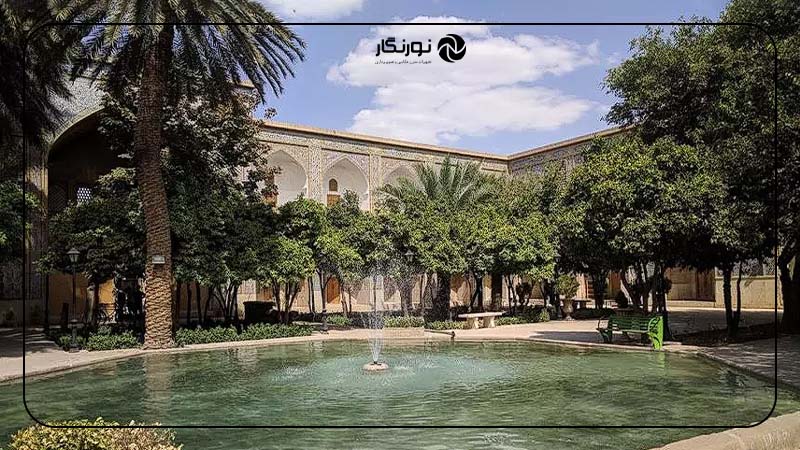 حیاط مدرسه خان؛ عکاسی در مدرسه‌ای قدیمی با حیاط بزرگ و معماری اصیل