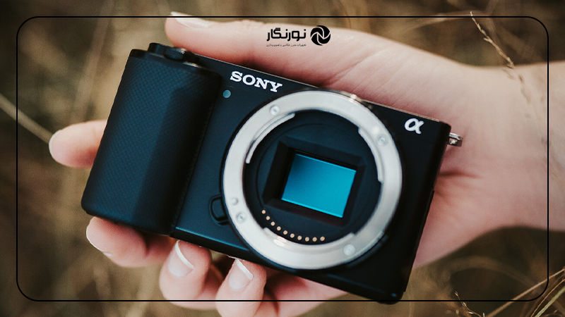 بهترین دوربینهای عکاسی تا ۶۰ میلیون تومان؛ Sony ZV-E10 ( بدنه بدونآینه APS-C)