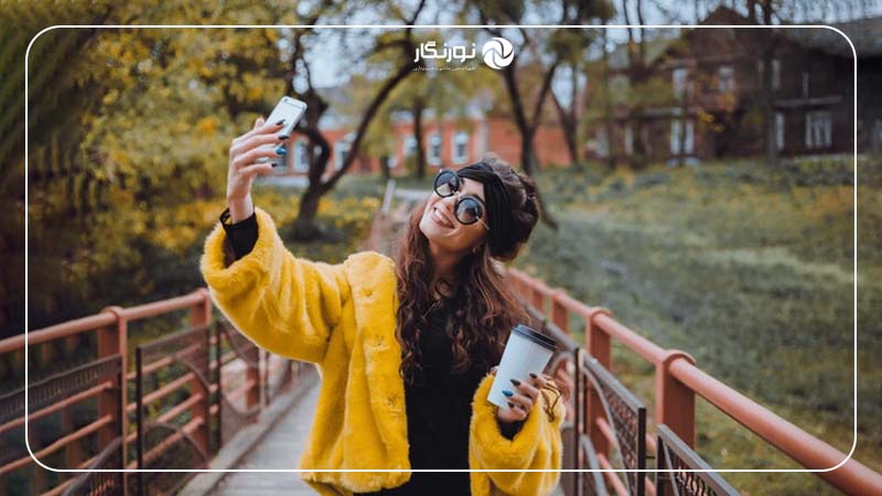 ژست با فنجان نوشیدنی گرم