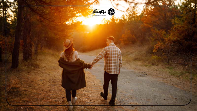 ژست در حال قدم زدن در پارک