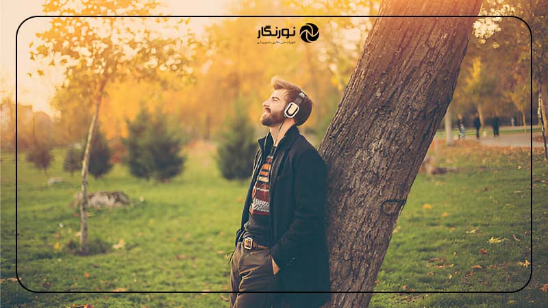 ژست در حال گوش دادن به موسیقی با هدفون