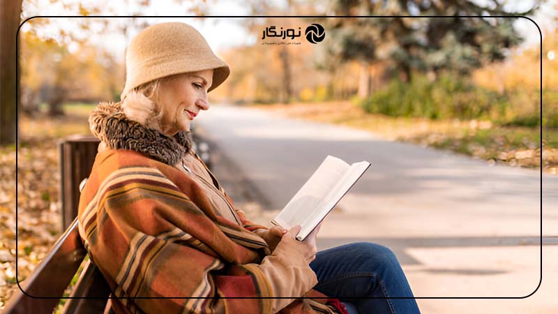 ژست نشسته روی نیمکت پارک