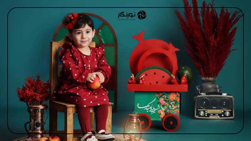 10 ژست پیشنهادی برای عکس یلدایی دخترانه