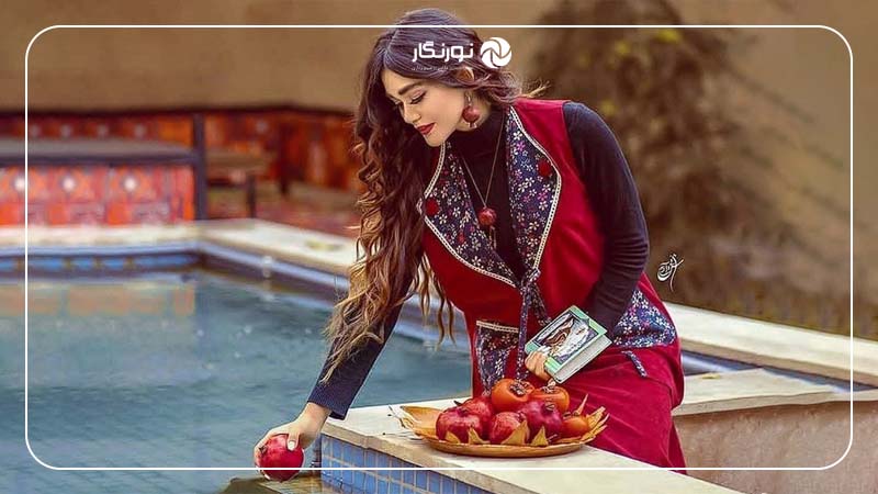 عکاسی در حال چیدن یا تزیین سفره یلدا