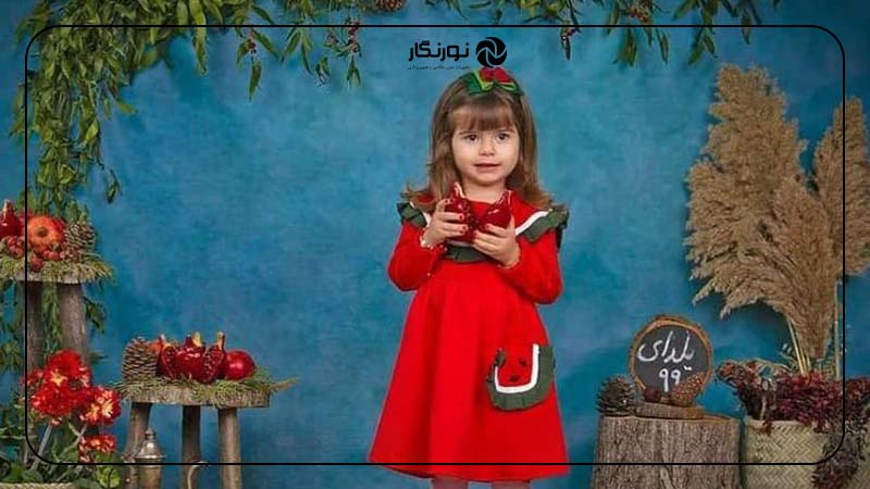گرفتن انار با دو دست و لبخند زدن به دوربین