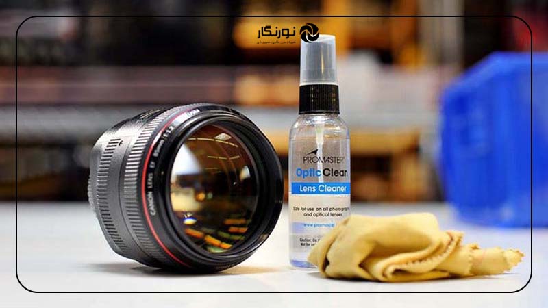 اسپری کردن مستقیم مایع تمیزکننده بر روی لنز