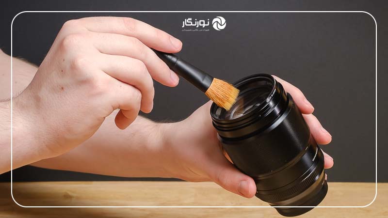 نحوه استفاده از برس نرم برای تمیز کردن لکه‌های سطحی
