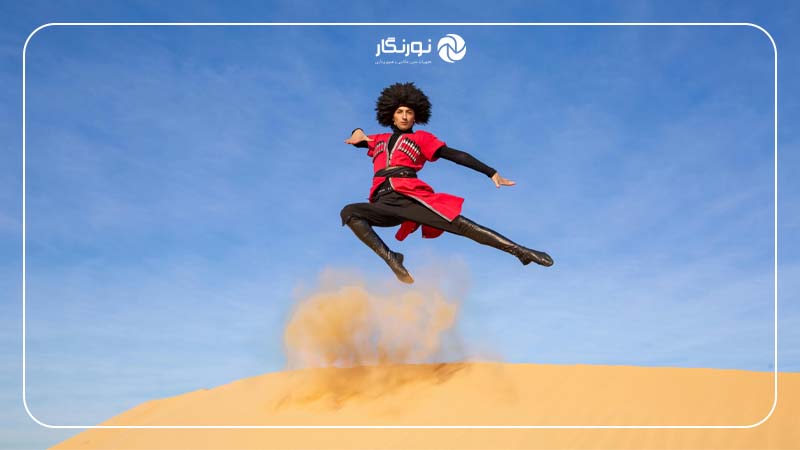 ژست پرش یا دویدن در شن‌ها
