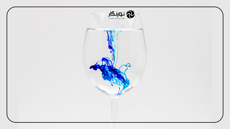 ۵۰ ایده برای عکاسی در خانه؛ قطره جوهر داخل لیوان آب