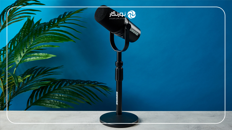مقایسه کامل میکروفون رومیزی و یقهای؛ محیط ضبط و نکات آکوستیکی