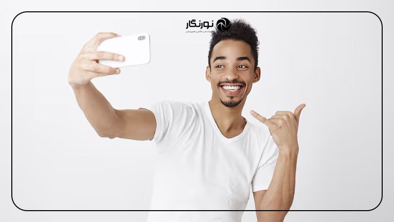 ارتباط چشمی و حالات صورت ژست عکس سلفی