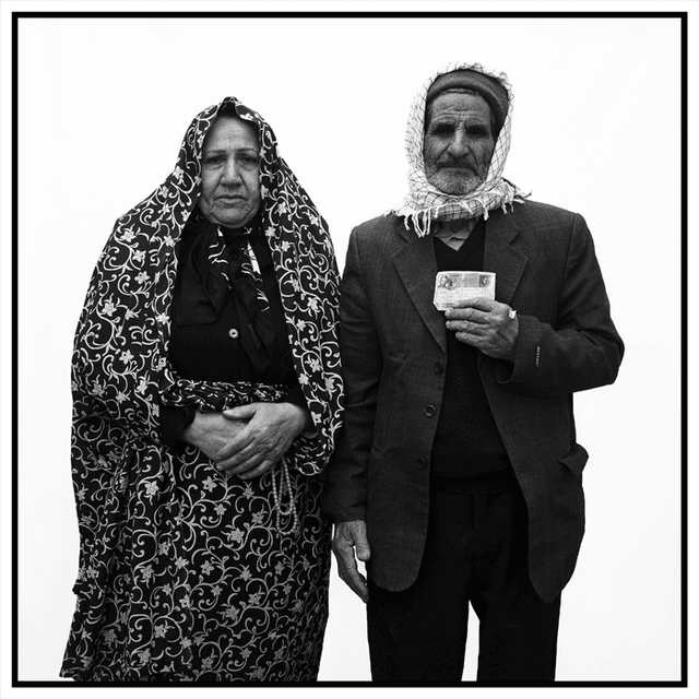 زوج سالمند در برابر پسزمینه سفید؛ از مجموعه خانواده ایرانی محسن راستانی